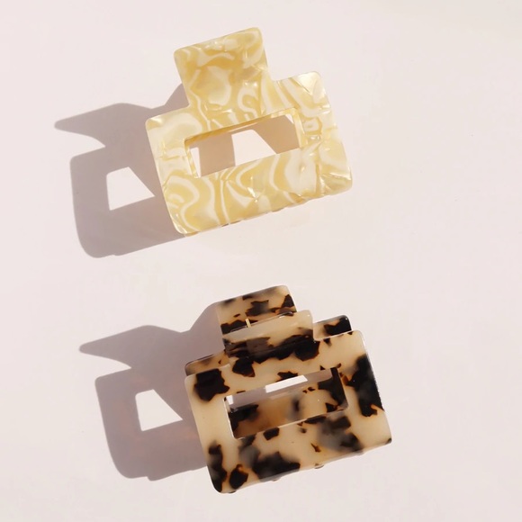 Acrylic Claw Clip Pearl or Tortoise Cheetah Hair Clip - Picture 3 of 12